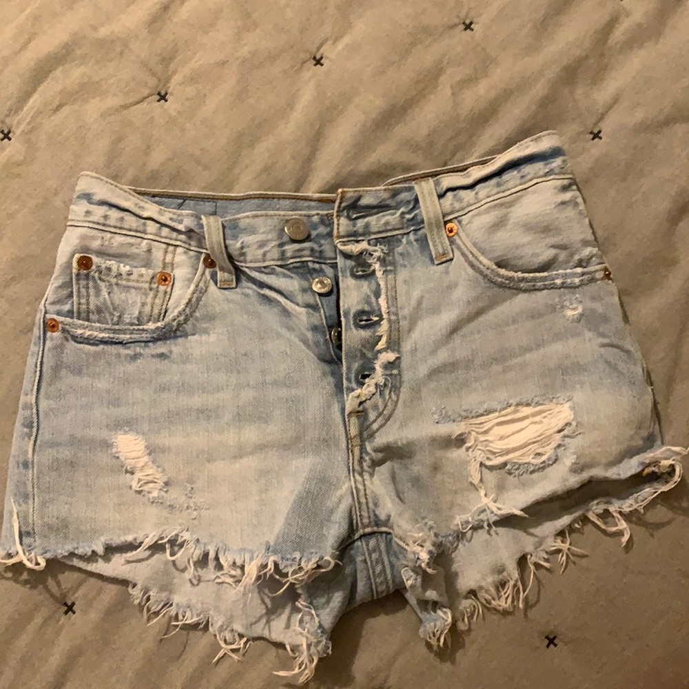 LEVI RIPPED JEAN SHORTS